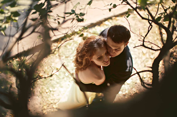 Homme et femme rêvent sous les branches par temps brillant
  - Photo, image