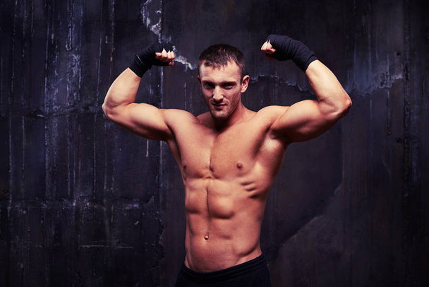 Vahva kehonrakentaja, jolla on hyvin määritellyt ja näkyvät lihakset
 - Valokuva, kuva