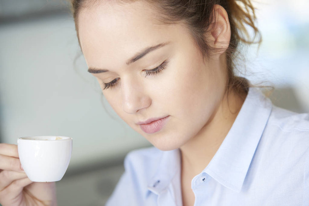 businesswoman drinking coffee - Фото, зображення