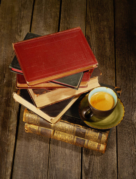 アンティークの本とコーヒー - 写真・画像