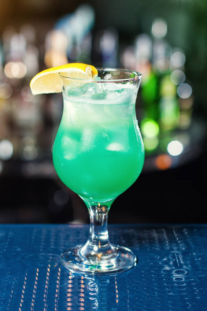 Mavi kokteyl limon ile süsleyin. Klasik alkol kokteyl, kokteyl bar, alkollü içecekler, alkolsüz içecekler, lezzetli kokteyller - Fotoğraf, Görsel