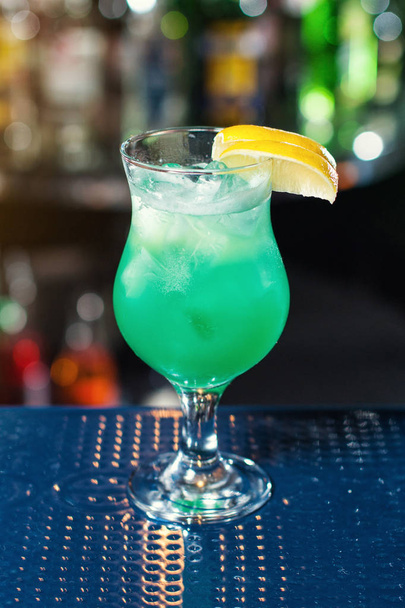 Blue coctail decorate by lemon.Classic alcohol cocktails, cocktails at the bar, alcoholic drinks, soft drinks, tasty cocktails - Fotoğraf, Görsel