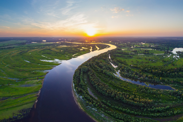 Valko-Venäjän joki auringonlaskun aikaan
 - Valokuva, kuva