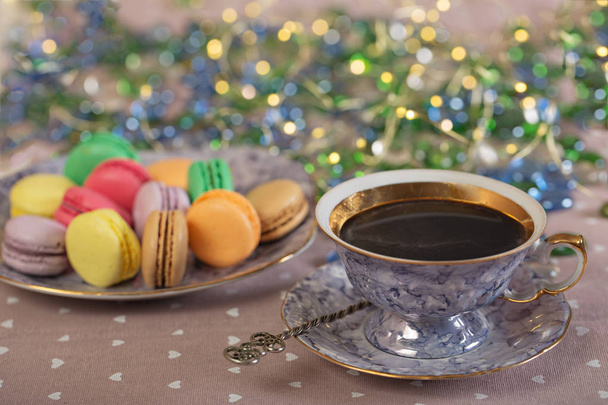Coloridos macarrones sabrosos y taza de café
 - Foto, Imagen