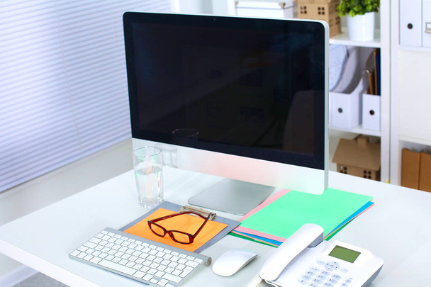 ofis çalışma masası bilgisayar ve evrak ile - Fotoğraf, Görsel