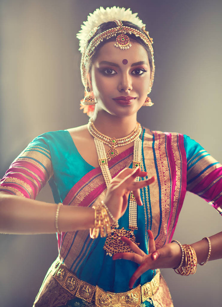 Prachtige Indiase meisje danser  - Foto, afbeelding