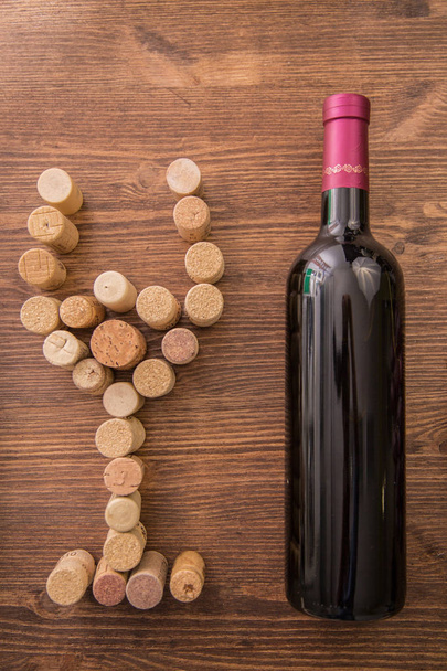 Botellas de vino, copas de vino, uvas y vino de corcho sobre un fondo de madera
. - Foto, Imagen