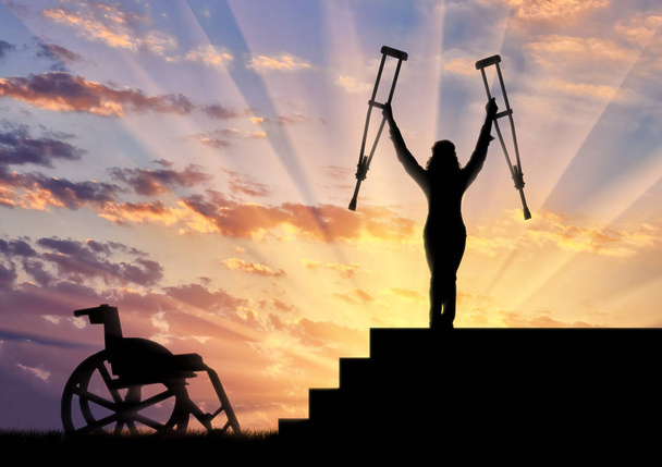 Happy άτομα με ειδικές ανάγκες άτομο που στέκεται στις σκάλες και κρατώντας δεκανίκια, πρόσβαση σε αναπηρική καρέκλα - Φωτογραφία, εικόνα