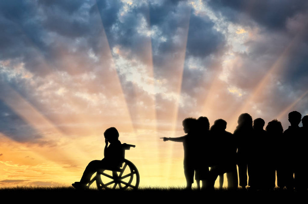 Enfant handicapé en fauteuil roulant pleurant et les enfants le pourchassaient
 - Photo, image