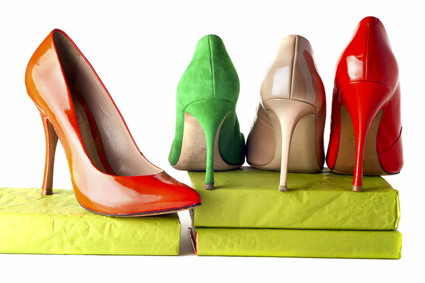 frisse, veelkleurige vrouwelijke schoenen op hoge hakken - Foto, afbeelding