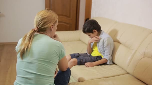 Serious mother lecturing unpleased teenager in home - Filmmaterial, Video