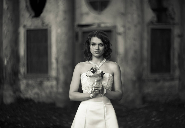  bride stands with a wedding bouquet  - Φωτογραφία, εικόνα