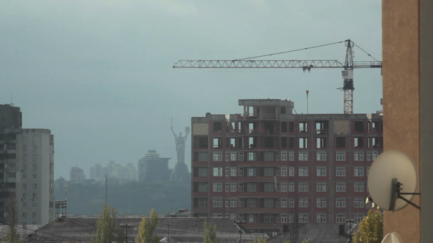 Время покажет. Строительная площадка, в облачный день. строительство высотных зданий в Киеве
.  - Кадры, видео