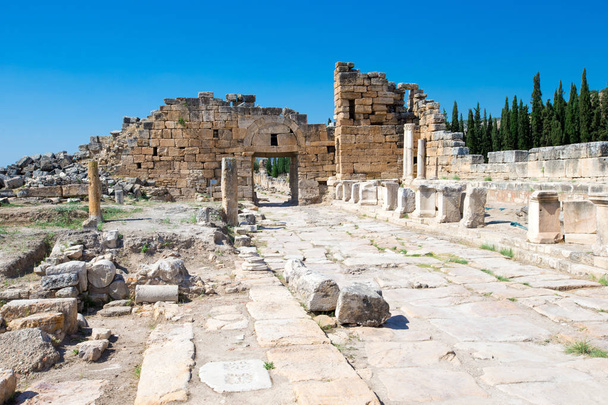 Ancient ruins in Hierapolis - Zdjęcie, obraz