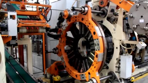 Autó gumik automatikus épület gép alatt gumiabroncs alkotó - Felvétel, videó