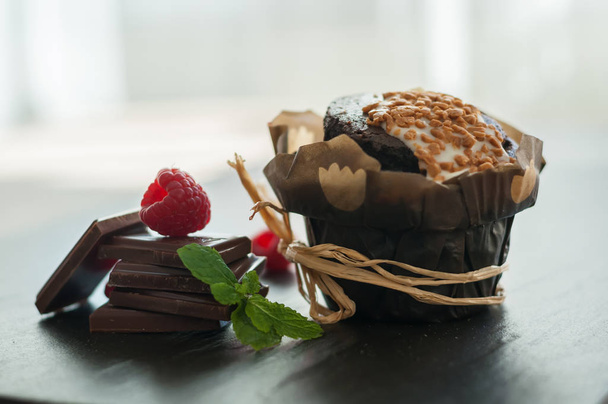 Čokoládový muffin s malinami - Fotografie, Obrázek