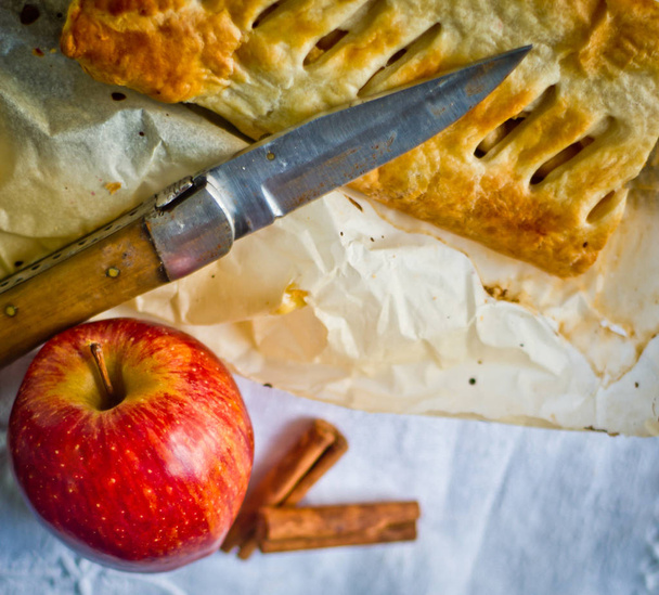 pastel de strudel casero con manzanas y canela
 - Foto, imagen