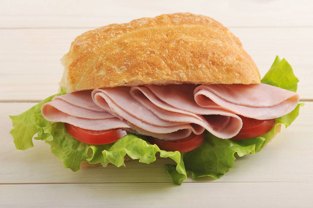 sandwich with ham, tomato and lettuce - Foto, immagini