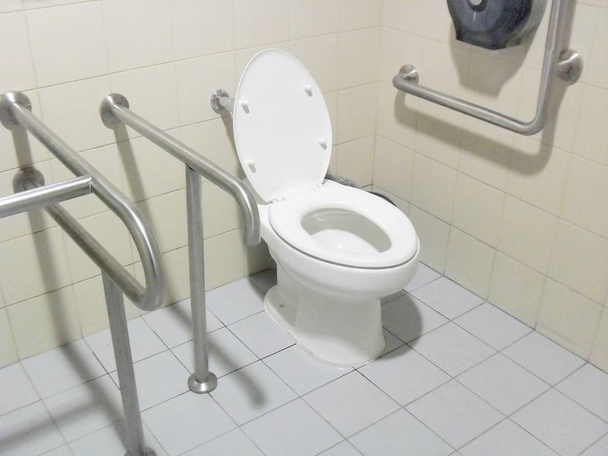 フレンドリーなデザインのトイレ - 写真・画像