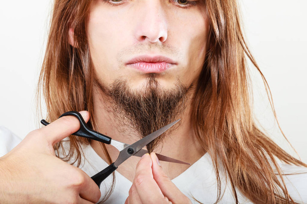 Man cutting his beard - Valokuva, kuva