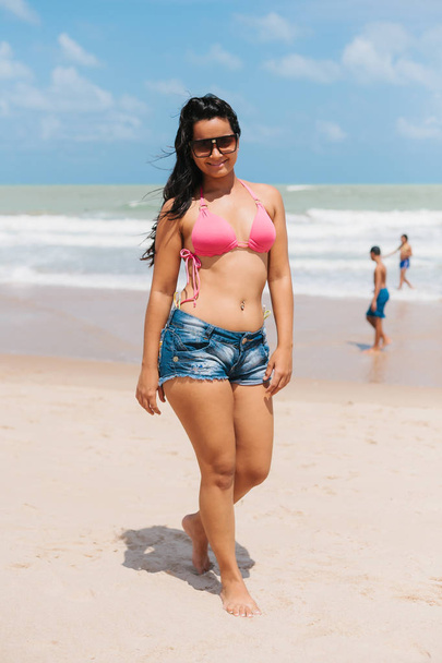 Portrait de jeune femme portant un short et un bikini sur le tropique
 - Photo, image