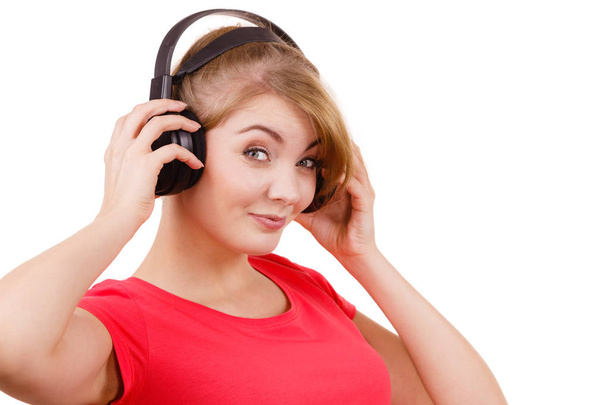 Mulher em grandes fones de ouvido ouvindo música isolada
 - Foto, Imagem