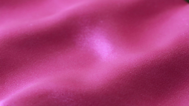 Hladká elegantní fialová hedvábí nebo satén textury lze použít jako pozadí. měkkých tkání - Záběry, video