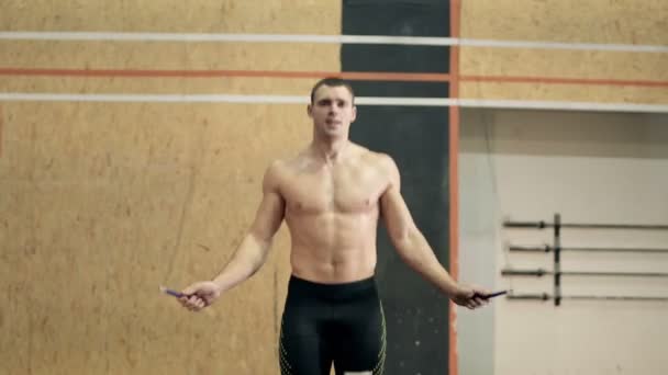 İp atlama egzersiz spor salonunda yapan genç erkek uygun - Video, Çekim