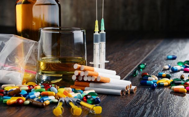 Substances addictives, y compris l'alcool, les cigarettes et les drogues - Photo, image