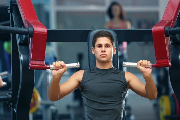 Young man training in fitness gym - Fotoğraf, Görsel