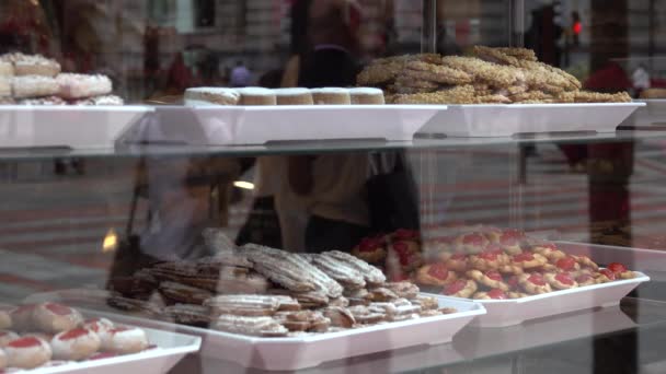 にぎやかな通りのパン屋さんの店の窓 - 映像、動画