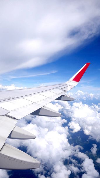Вид на облака из окна самолета. голубой фон
 - Фото, изображение