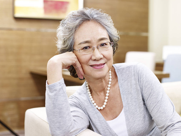 retrato de un senior asiático mujer
 - Foto, imagen