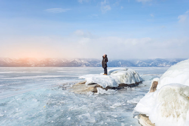 girl on the glacier of lake Baikal during winter - Foto, afbeelding