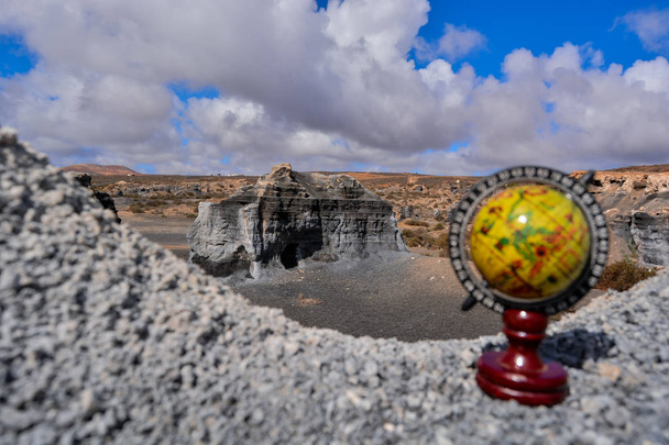 Konceptuální foto globus pozemského objektu v suché poušti - Fotografie, Obrázek