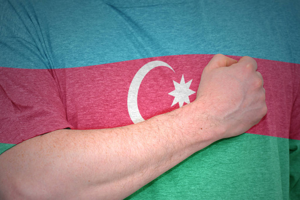 Чоловіча рука на футболці з національним прапором Азербайджану
. - Фото, зображення