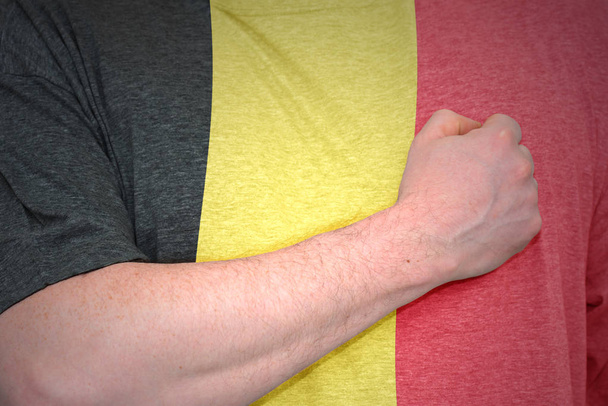 ベルギーの国旗の t シャツの男の手. - 写真・画像