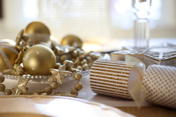 Decoración de mesa de Navidad de oro
 - Foto, Imagen