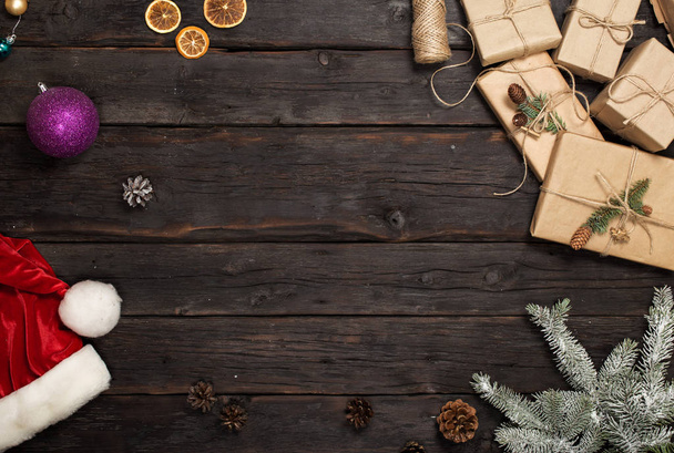 Vánoční dárky, santa čepice a větve jedle - Fotografie, Obrázek