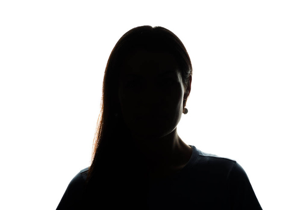 Mladá žena pohled vpřed s tekoucí vlasy - horizontální silueta - Fotografie, Obrázek
