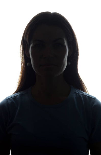 Jeune femme regarde vers l'avenir avec des cheveux fluides silhouette verticale
 - Photo, image