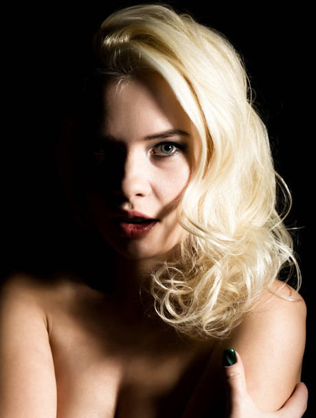 Beautiful blond bride woman with professional make-up, on a dark background - Foto, afbeelding