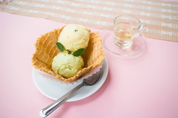 Scoop di gelato fatti in casa nella ciotola dei waffle
 - Foto, immagini