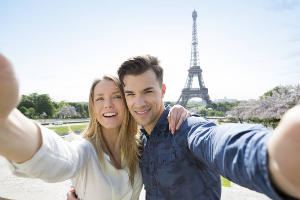 Young couple visiting Paris - 写真・画像
