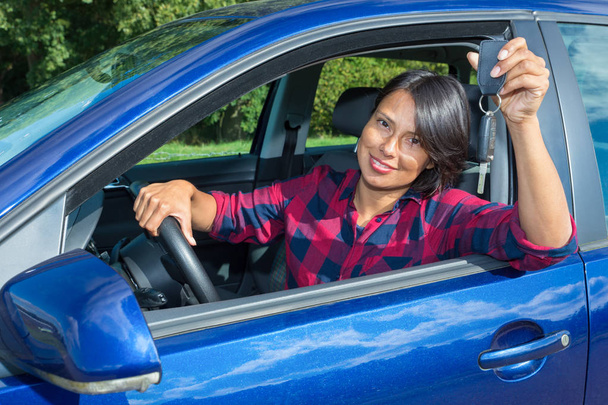 Γυναίκα οδήγηση αυτοκινήτου προβολή αυτοκίνητο κλειδί - Φωτογραφία, εικόνα