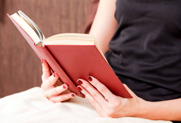 gros plan de jeune femme lecture livre dans le lit - Photo, image