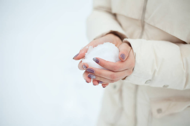 Dívka hází sněhovou kouli - Fotografie, Obrázek