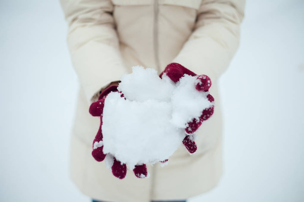 Girl throws snowball - Foto, Bild