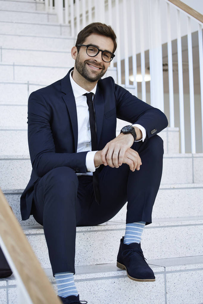 Confident businessman in blue suit  - Fotoğraf, Görsel