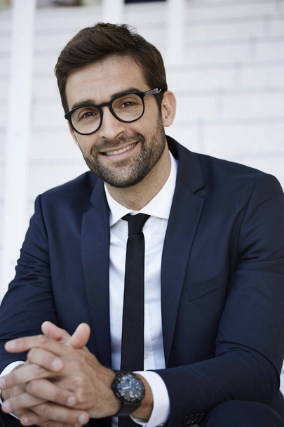 Smiling businessman with spectacles - Valokuva, kuva